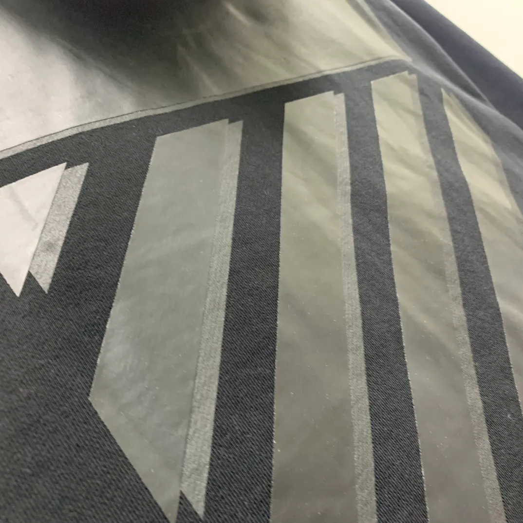 The top tested version OFF WHITE CO VIRGIL 22SS overlapping zebra crossing arrow hooded sweatshirt. The fabric and threads are all custom-woven and dyed. The fabric colors are all dyed through color card comparison. There is no color difference. It is made of 420g double yarn terry fabric. The printing is done using a Japanese-owned MIMAKIi printing machine. There are no edges or burrs. Inkjet printing, heat transfer, hot pressing and cold tearing. The transparent fabric pattern is scratch-proof and ironing. The printing is not easy. The tape printing overlaps and the color depth is different. The washed label is also customized according to the original font from the company. The accessories still use OFFWHITE 21S/S full line of correct accessories. Rectangular plastic raised three-dimensional collar label. Late Color: Black Size: XS-L P:390